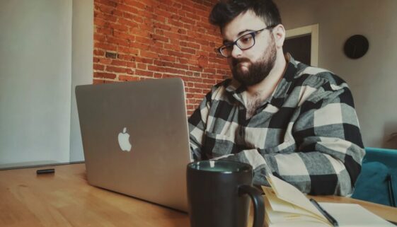 Mądre odkładanie zadań - jak radzić sobie z prokrastynacją w pracy zdalnej